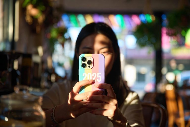 بررسی ترندهای رنگ و طراحی در گجت‌های هوشمند (مدل‌های ۲۰۲۵)