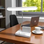 چراغ مطالعه LED کم‌مصرف روی میز مطالعه؛ انتخابی مناسب برای روشنایی مطالعه و تمرکز بهتر.