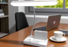 چراغ مطالعه LED کم‌مصرف روی میز مطالعه؛ انتخابی مناسب برای روشنایی مطالعه و تمرکز بهتر.