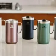 تصویر ماگ استنلی برای بررسی قدرت گرم نگه داشتن نوشیدنی