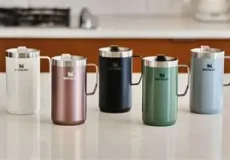 تصویر ماگ استنلی برای بررسی قدرت گرم نگه داشتن نوشیدنی