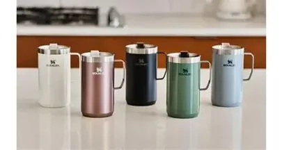تصویر ماگ استنلی برای بررسی قدرت گرم نگه داشتن نوشیدنی