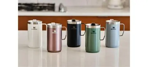 تصویر ماگ استنلی برای بررسی قدرت گرم نگه داشتن نوشیدنی