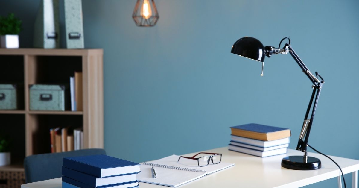 مقایسه چراغ مطالعه LED و معمولی روی میز مطالعه؛ روشنایی بهینه برای کار و مطالعه روزانه.