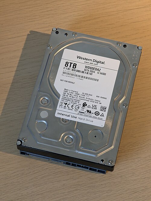 هارد دیسک HDD با دیسک‌های چرخان و بازوی مکانیکی برای ذخیره و خواندن اطلاعات