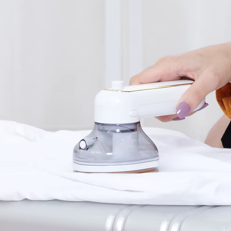 تصویر اول: استفاده از اتوبخار دستی روی لباس آویزان