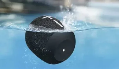 اسپیکر بلوتوثی ضد آب با باتری قوی و طراحی مقاوم، مناسب استفاده در سفر و فضای باز