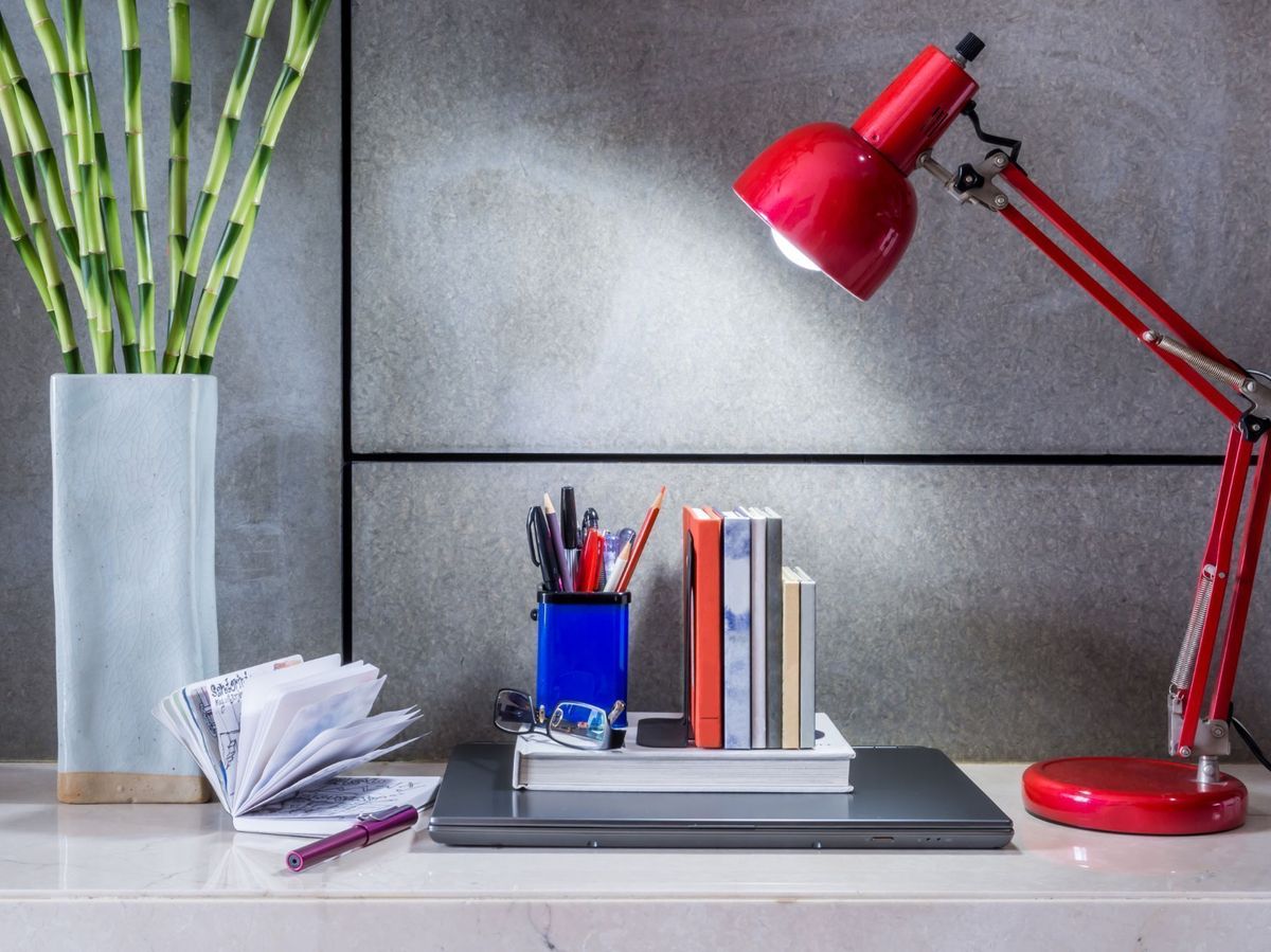 "انتخاب چراغ مطالعه برای مطالعه طولانی با نور مناسب چشم و طراحی ارگونومیک برای کاهش خستگی"