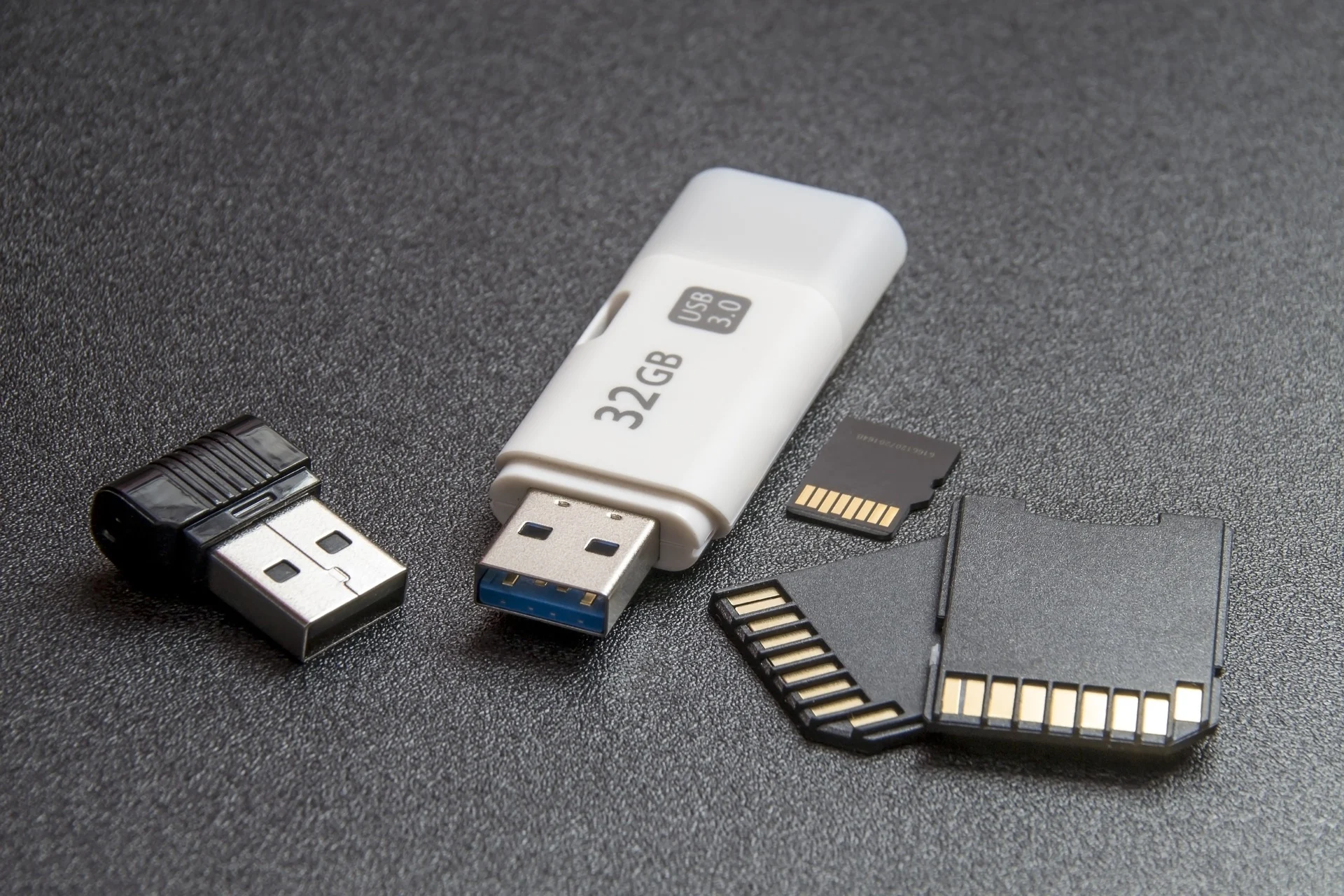 فلش مموری متصل به پورت USB لپ‌تاپ در حال انتقال فایل مرتبط با بررسی علت کاهش سرعت فلش